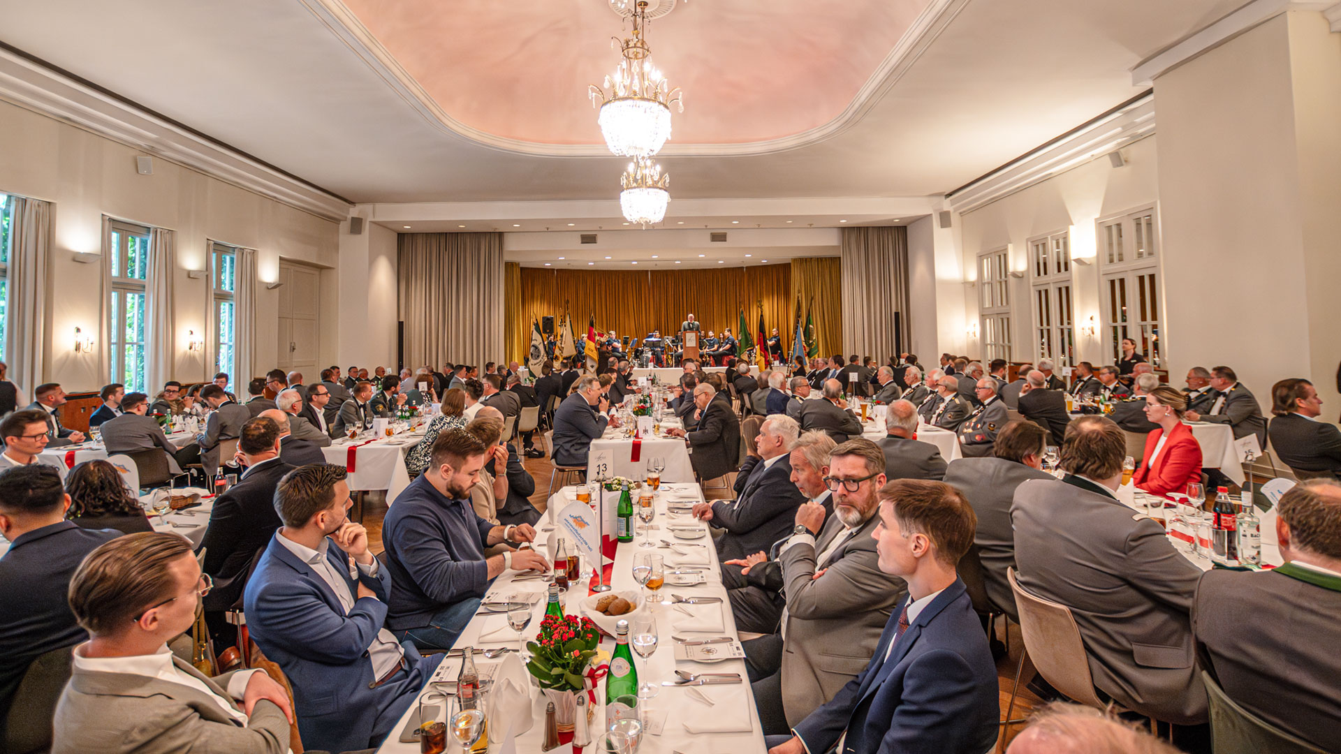 Rund 200 Gäste kamen zum Spargelessen der Harburger Schützengilde. Foto: Niels Kreller