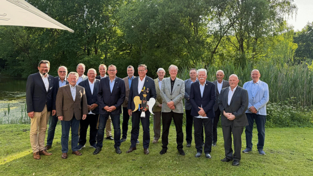 Michael Diekhoff (Mitte mit Vogel) wurde neuer König der Könige der Harburger Schützengilde. Foto: ein