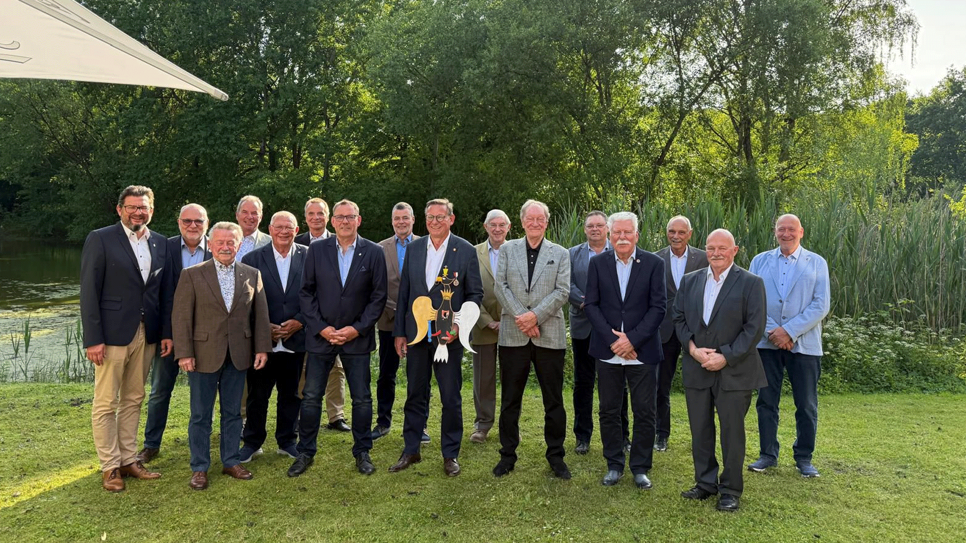 Michael Diekhoff (Mitte mit Vogel) wurde neuer König der Könige der Harburger Schützengilde. Foto: ein