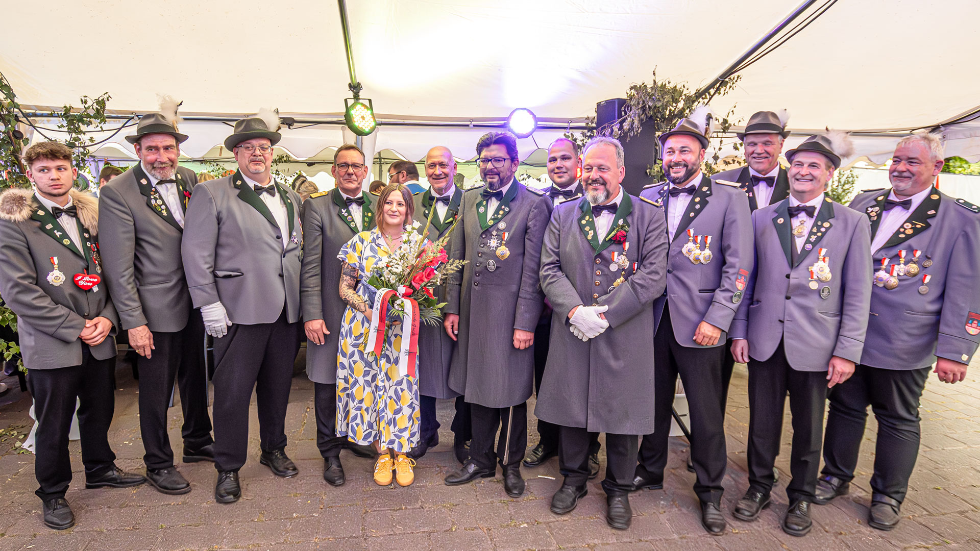 Die Schützen der Vogelteile wurden von Alina Ernst mit ihren Orden ausgezeichnet. Foto: Dirk Ammer