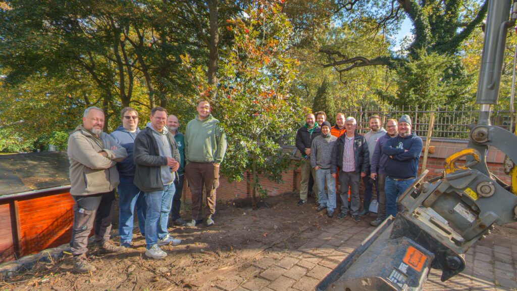 DIe Scharlacheiche steht! Foto: Niels Kreller