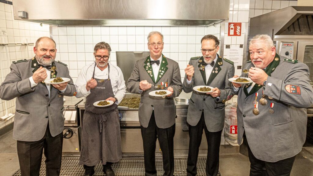 Bevor es ans Essen ging, wurde der Grünkohl getestet. | Foto: Niels Kreller