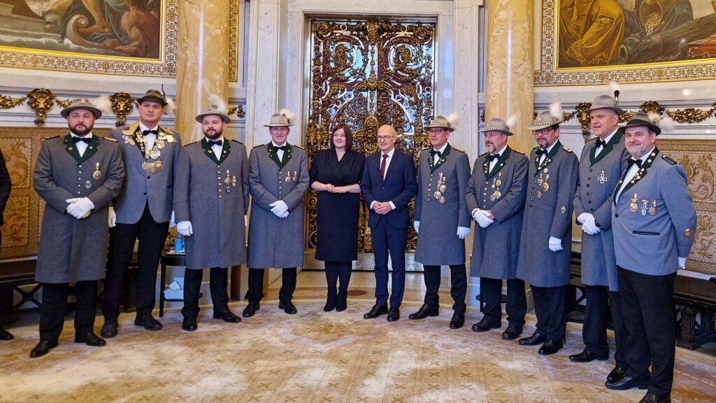 Traditionell überbringt die Harburger Schützengilde dem Bürgermeister am Neujahrsempfang die Einladung zum Spargelessen. Foto: ein