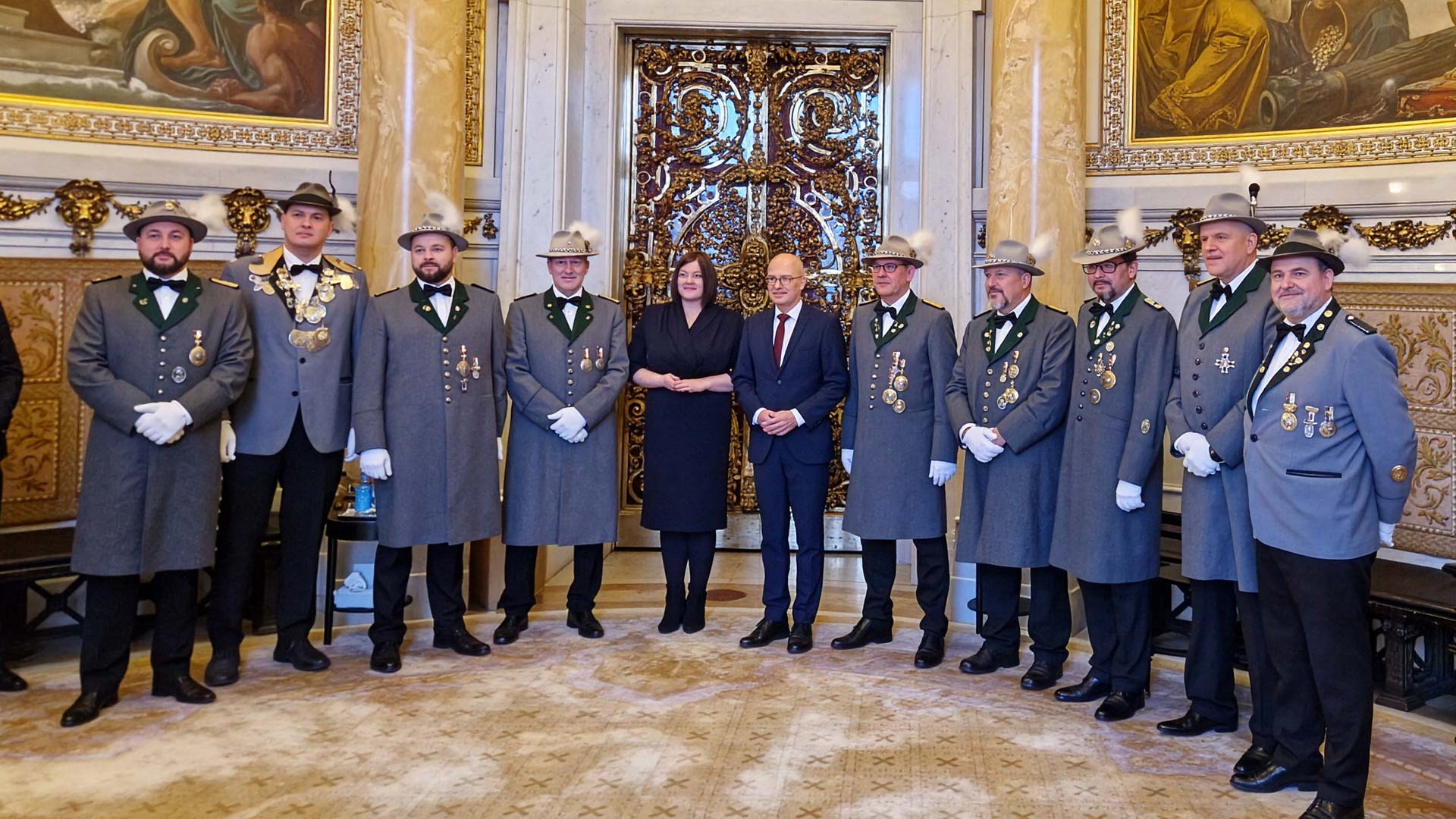 Traditionell überbringt die Harburger Schützengilde dem Bürgermeister am Neujahrsempfang die Einladung zum Spargelessen. Foto: ein